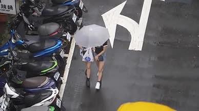 高清实拍升格下雨天打伞雨滴雨景视频的预览图